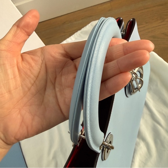 Christian Dior Medium Diorissimo Bag in Light Blue Calfskin - Picture 9 of 16